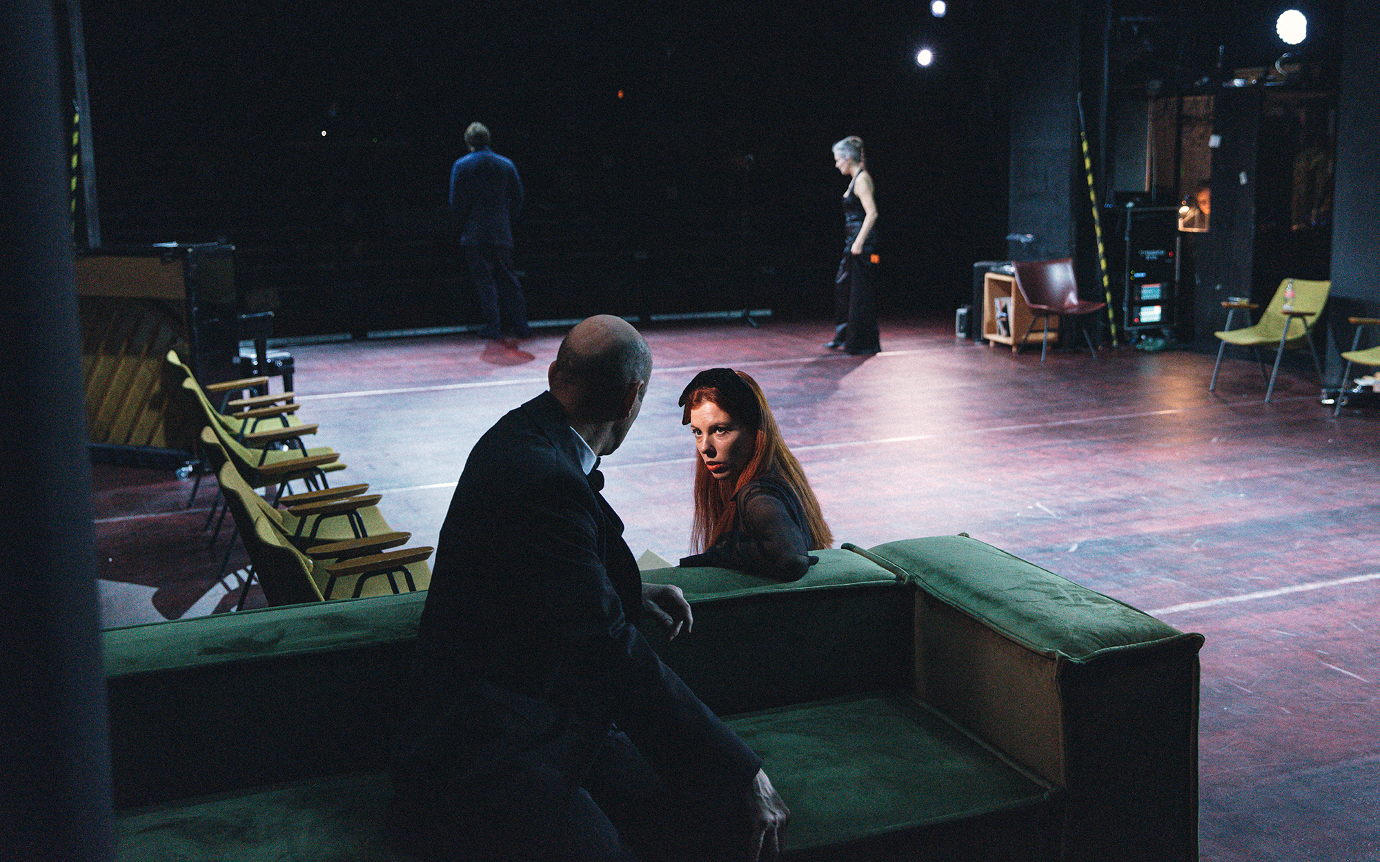 Šarlota Ivanovna (Tina Potočnik Vrhovnik) sedi na veliki zeleni zofi in se obrača k Firsu (Boris Ostan), ki sedi na naslonjalu. Videti je, kot da se zaupno pogovarjata. V ozadju odhajata Ranevska Ljubov Andrejevna (Nataša Tič Ralijan) in Trofimov Pjotr Se