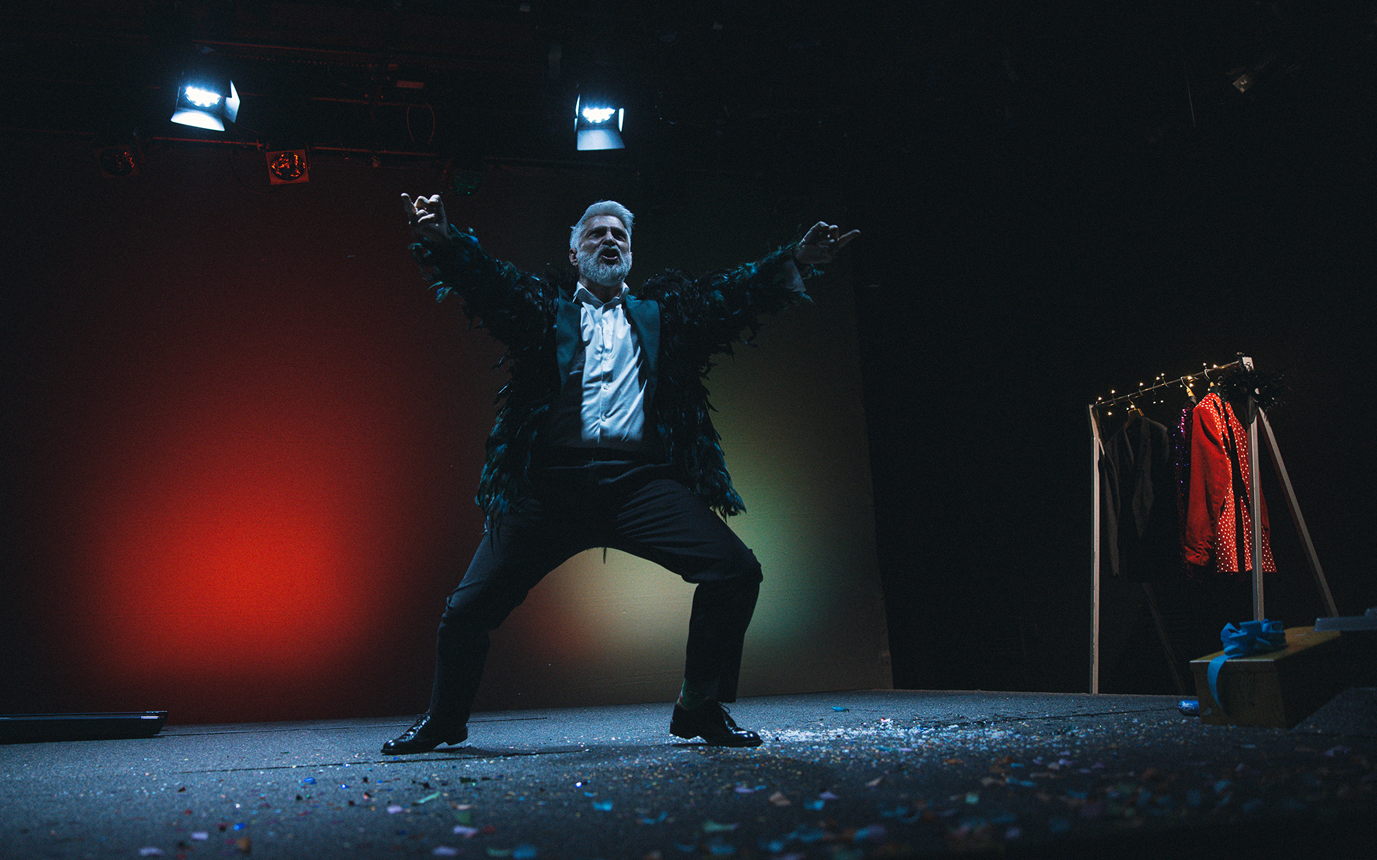 On (Sebastian Cavazza) pleše in poje, oblečen je v sako s ptičjimi peresi. Avtor fotografije: Peter Giodani.