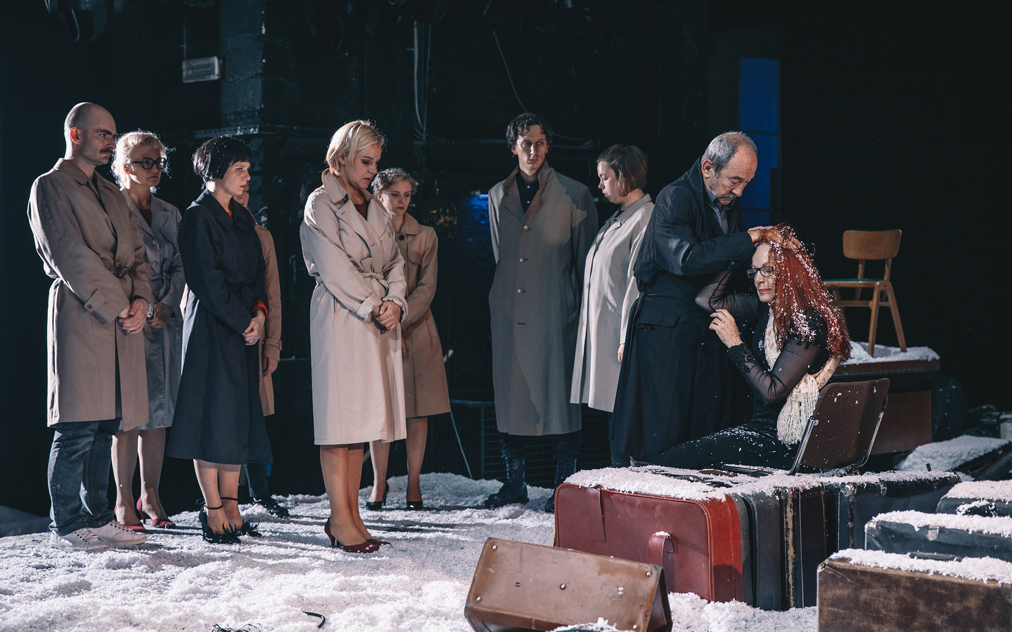 Oliver (Brane Grubar) stoji ob Clari (Jožica Avbelj) in jo boža po glavi. Ona sedi ob kupu kovčkov, z glave ji pada sneg. Za njima skoraj v vrsti molče stojijo Olga (Sara Dirnbek), Blue (Jurij Drevenšek), Brenda (Lena Hribar), Anja (Karin Komljanec), Žana