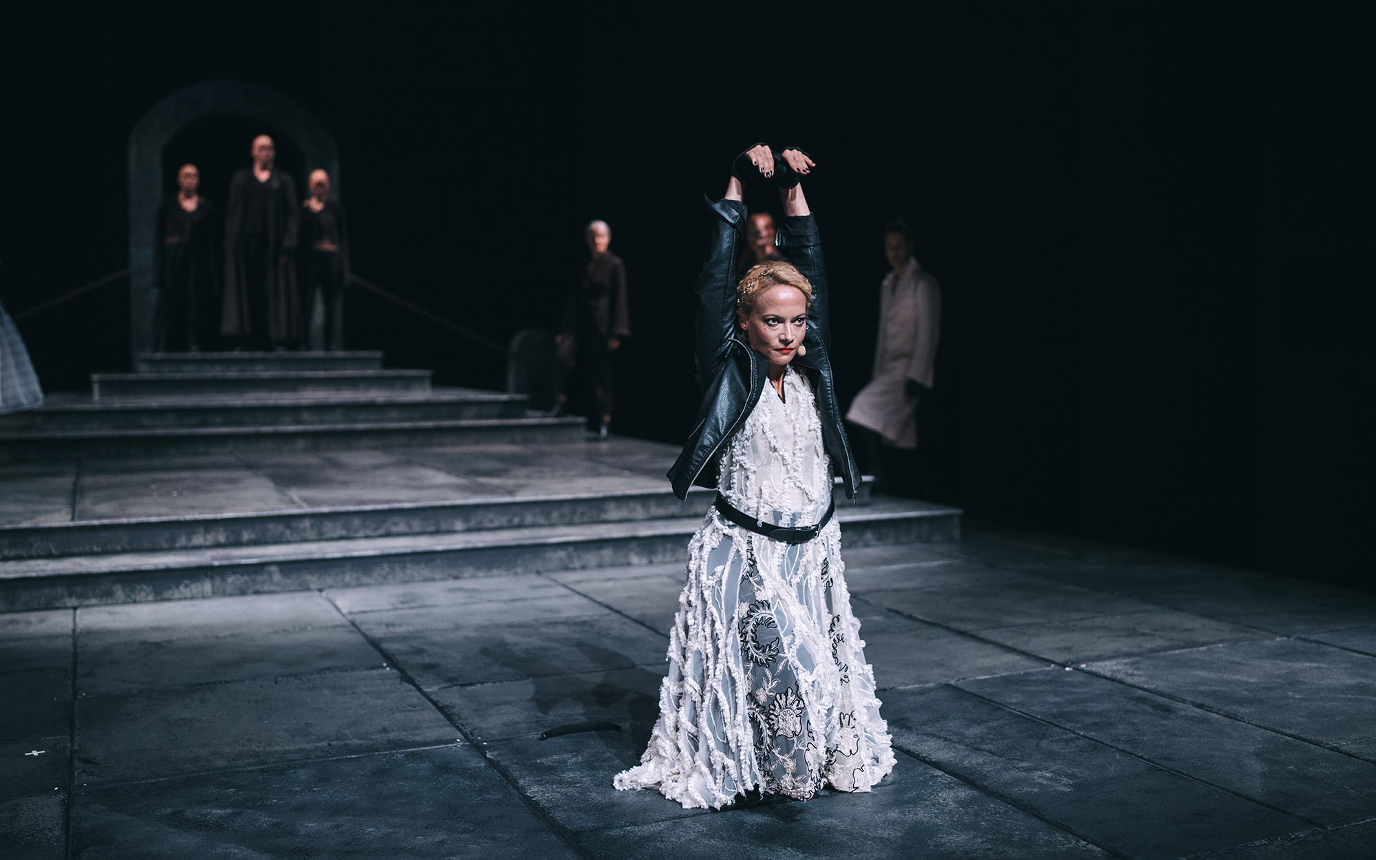 Turandot (Viktorija Bencik Emeršič) kleči in se z dvignjenimi rokami obrača v dvorano. Avtor fotografije: Peter Giodani.