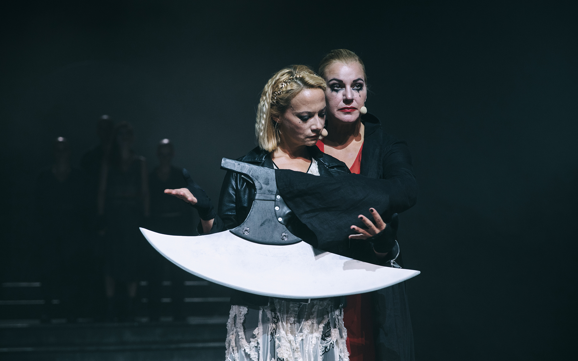 Objokani rabelj (Karin Komljanec) s svojo sekiro v roki objema Turandot (Viktorija Bencik Emeršič).  Avtor fotografije: Peter Giodani.