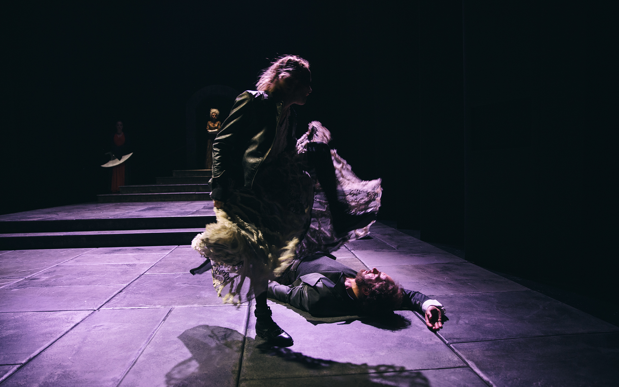Turandot (Viktorija Bencik Emeršič) pleše, ob nogah ji nepremično leži Kalaf (Gregor Gruden). Avtor fotografije: Peter Giodani.